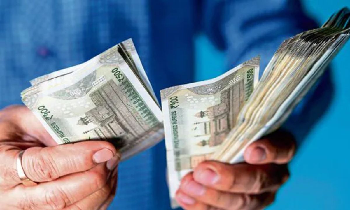 पत्नी के नाम पर Post Office FD में करे निवेश, 2 लाख के जमा पर मिल रहा है ₹29,776 का रिटर्न